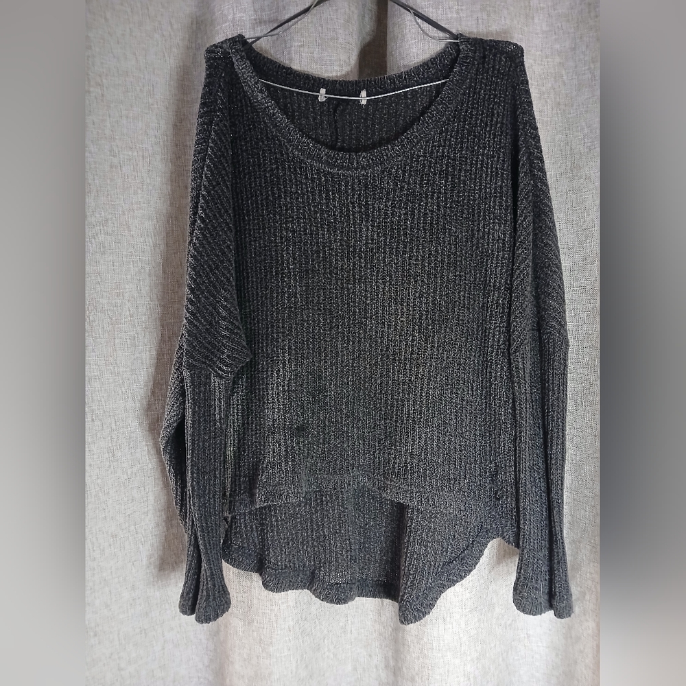 SIZE AND BRAND UNKNOWN WOMEN'S LONG SLEEVE GRAY TOP (TWO DARK SPOTS SHOWN)